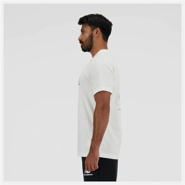 Men’s Short Sleeve T-Shirt New Balance Sport Essentials Barrel White - Le schmidt